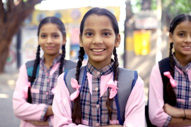 Okuldaki Öğrencilerin Kameraya Bakışları 'nın yakın çekimi.