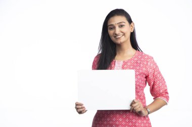 Sarışın, olgun bir kadın terfi için elinde beyaz bir tahta tutuyor.