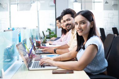 Online işlemci takımı dizüstü bilgisayarlarda birlikte çalışıyor.