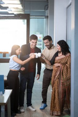 İş arkadaşları toplantıdan sonra kahve molası sırasında kahve içiyorlar.