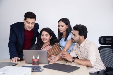 Şirket çalışanları kendilerini geliştirmek için bir video izliyorlar.