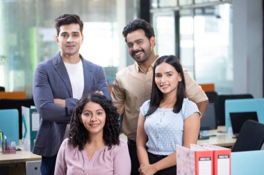 İş yerinde başarılı bir iş ekibi.