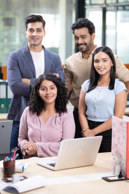 Başarılı iş adamları kameraya bakarken gülümsüyor ve poz veriyorlar.