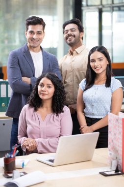 Başarılı iş ekibi ofiste birlikte poz veriyor.