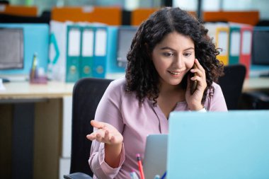 Genç bayan girişimci telefonda ifadeyle konuşuyor.