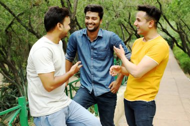 Üç kişilik bir grup dondurma yemekten zevk alıyor.