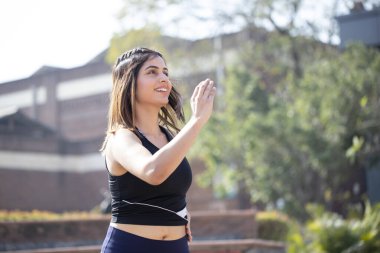 Kilo vermek için kardiyo egzersizi yapan güzel bir model.