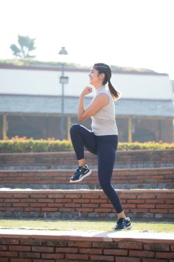 Kendine güveni tam bir kadın parkta dikiliyor.