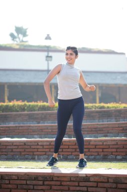 Akıllı Kadın Ayakta Çapraz Çıtırtı Çalışması Yapıyor