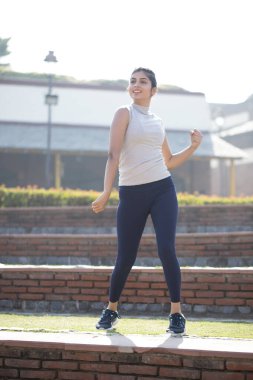 Spor elbiseli aktif bayan açık havada koşuyor. Sağlıklı yaşam tarzı kavramı