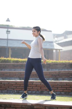 Park 'ta Zumba dansı yapan Kadın