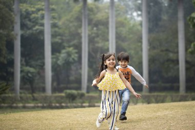 Parkta oyun oynayan aktif çocuklar