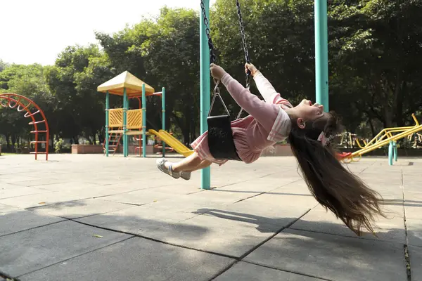 Güzel kız salıncakta oynuyor