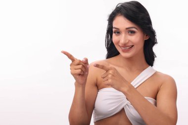 Gülümseyen bir kadın, mesaj veya ürün için mükemmel boş bir alanı vurguluyor..