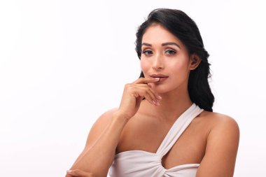 Zarif ve güzel bir kadın zahmetsizce çarpıcı bir güzellik yaratıyor zarafet, entelektüellik ve sonsuz cazibe sergiliyor..