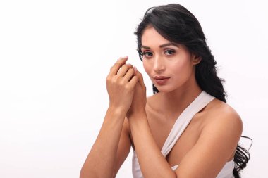 Doğal makyajlı çekici bir genç kadının yakın çekim görüntüsü kusursuz özelliklerini ve ışıl ışıl cildini ön plana çıkarıyor..