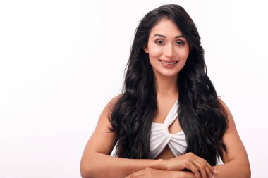 Parlak, düz siyah saçlı güzel bir Asyalı manken zarafet ve kendine güven yayar. Parlak saçları güzelliğini arttırır..