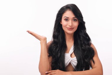 Güzel bir kız avucunu kaldırırken gülümser, hayali bir fotokopi alanı sunar bir reklam için mükemmel. Onun kendine güveni ve arkadaş canlısı ifadesi ilgi çekici kompozisyonu arttırır..