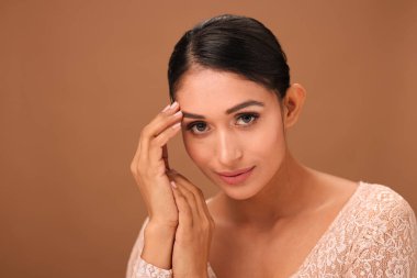 Mükemmel temiz, taze bir cilde sahip, doğal ve kusursuz bir ışıltı saçan güzel bir kadın model. Doğal güzellik ve kozmetoloji kavramı.