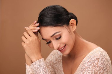 Utangaç bir dişinin, doğal güzelliğini, yumuşak ve narin bir ifadeyle sergilediği yakın plan bir fotoğraf..