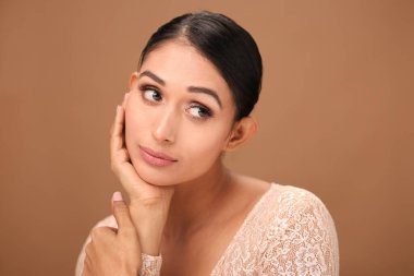 Göz kamaştırıcı bir model, kendine güveni, doğal bir ışıltıyı, güzelliği ve zarafeti yansıtır..