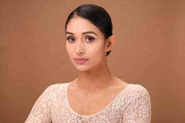 Şık bir model kendine güven yayar, zarafeti birleştirir ve büyüleyici bir varlıkta duruş gösterir..