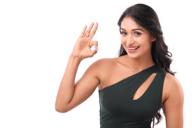 Güzel bir kadın, parlak bir gülümseme sergilerken, kendinden emin bir şekilde 