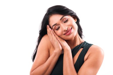 Beyaz arka planda şık bir kadın rahat bir ifadeyle uyku jesti yapıyor. Dinlenme, rahatlama ve yorgunlukla ilgili kavramlar için mükemmel..