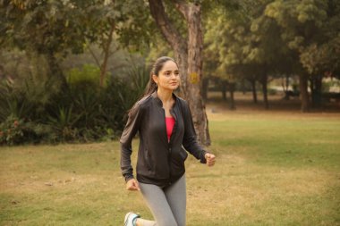 Kendine güvenen güzel bir kadın iyi bir ruh ile doğada koşuyor..