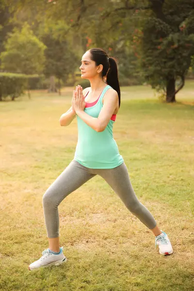 Güzel, bekar bir kadın çiçekleri tutuyor. Nazikçe gülümsüyor. Zarif taç yapraklarına hayran..
