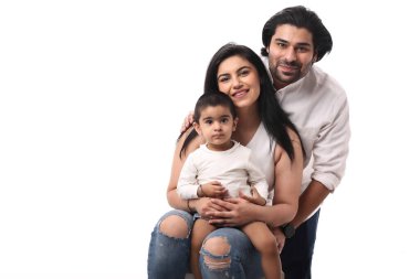 Mutlu bir aile, parlak bir stüdyoda birlikte poz verir. Aralarında sevgi ve bağ olduğunu gösterir..