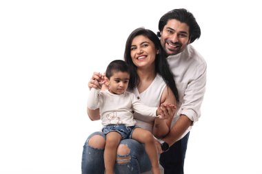 Neşeli bir aile, parlak bir stüdyoda birlikte poz verirken sevgi gösterir..