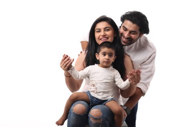 Üç kişilik bir aile, birlikte neşeli ve sevecen bir anı paylaşır. Sevgi ve mutluluk gösterirler..