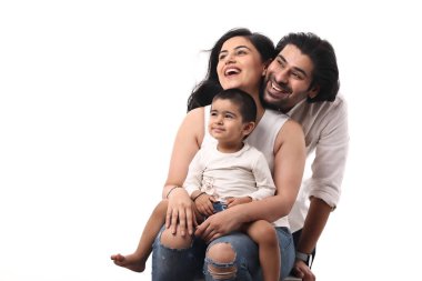 Bir çift ve küçük çocukları neşe dolu bir aile anında gülüp gülüyorlar..