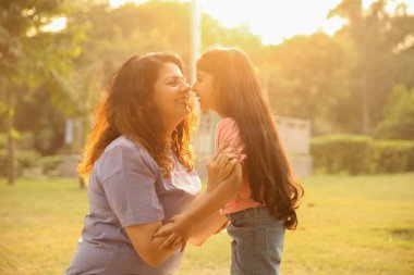 Şefkatli bir anne ve kız hassas bir anda burunlarına dokunuyor..