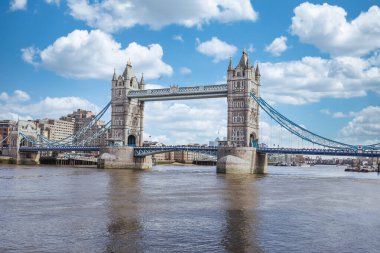 Londra, İngiltere 'de tarihi mimari, güneşli hava ve nehir yansımalarına sahip İkonik Kule Köprüsü.