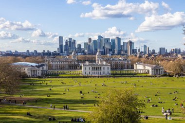 Londra 'nın popüler bir bakış açısı olan tarihi Greenwich Park' tan Kanarya Rıhtımı 'nın manzarası.