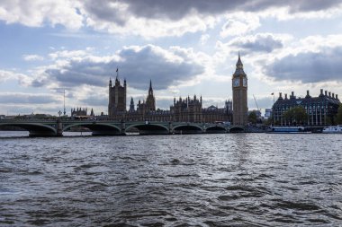 Londonlar, Thames Nehri 'nin sularında görülen Parlamento Evleri ve Big Ben manzarasıyla gökyüzüne yükseliyorlar.