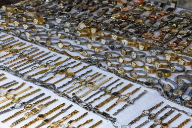 Portobello Road Market 'teki saatlerin ve diğer malların yakın görüntüsü. Londra, İngiltere, 24 Mayıs 2023