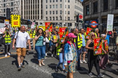 Eylemciler Londra sokaklarına pankart ve pankartlarla çıkarak barışçıl bir gösteride önemli meselelere dikkat çekiyorlar. Londra, İngiltere, 27 Mayıs 2023