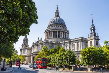 Muhteşem St. Pauls Katedrali, Londra 'nın işlek caddelerine karşı kurulmuş, yemyeşil ve mavi gökyüzü, şehrin zamansız zarafetini yakalıyor.
