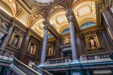 Fitzwilliam Müzesi 'nin içini klasik sütunlar ve tarihi tasarımlarla süslemek. Cambridge, İngiltere, 17 Haziran 2023