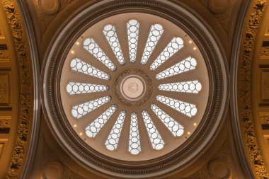 Cambridge Fitzwilliam Müzesi 'nin karmaşık kubbesi klasik mimari tasarım sergiliyor.