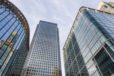 Modern mimari ve iş dünyasının merkezi olan Londra Kanarya Rıhtımı 'ndaki cam kaplı gökdelenlerin parlak tasarımını araştırın.
