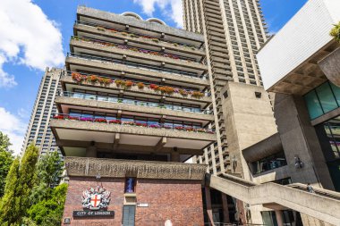 Londra 'daki Barbican Merkezi' nin mimari güzelliğini keşfedin. Brutalist tasarımı ve kültürel önemi ile tanınıyor.
