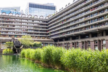 Londra 'daki Barbican Merkezi' nde yemyeşil ve suyla çevrili ikonik Brutalist mimari yer alıyor
