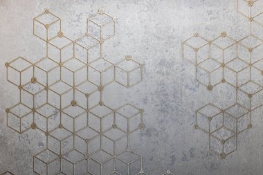 Metalik bir yüzeyde modern ve soyut bir tasarım yaratan detaylı bir geometrik küp deseni.