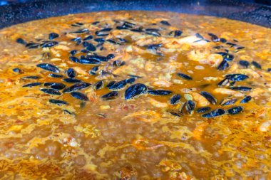 Otantik İspanyol deniz ürünleri paella. İçinde pirinç, midye ve aromalı et suyu da var.