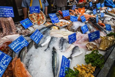 Londra 'daki Borough Market' in canlı enerjisini yakalayın. Taze deniz ürünleri ve yerel ürünler sergilenecek.