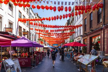 Bu fotoğraf, dekoratif fenerler ve mağazalar ve restoranlarla dolu caddelerin sergilendiği Londra Çin Kasabası 'nın canlı görüntülerini yakalıyor. Londra, İngiltere, 25 Haziran 2023